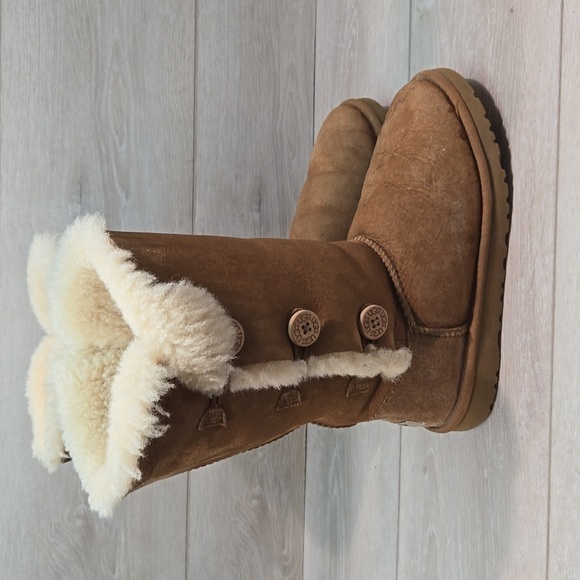 Ugg Australia Women 1962Y Tall Button 3 Leather Sheepskin Boots shoes sz 6 - Picture 2 of 15